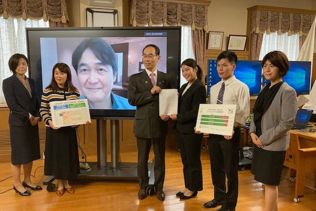 5月13日、埼玉県知事に法改正の要望を手渡した。プロジェクターに映るのは、ビジネスリーダー有志の会共同代表を務めるドワンゴの夏野剛社長