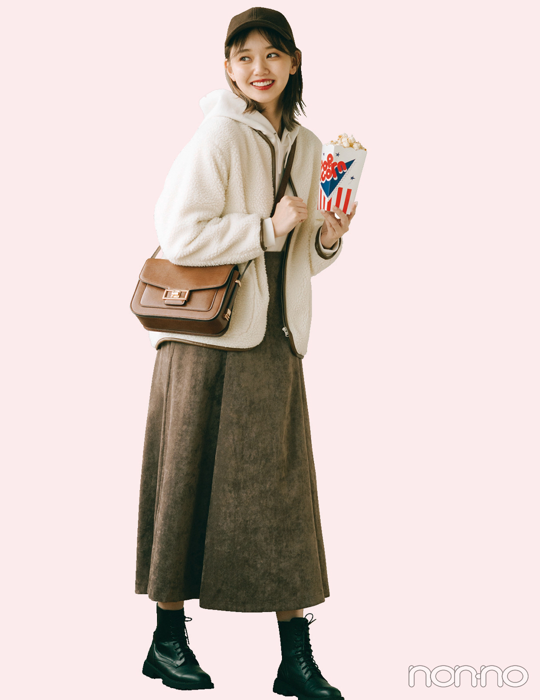 ロングスカートにスポ小物をミックスして 誰からも好感度高く 毎日コーデ Non No Web ファッション 美容 モデル情報を毎日お届け