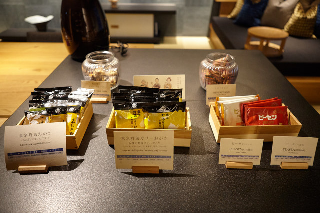 東京の老舗のお菓子屋さんのお煎餅やクッキーなども自由に頂けます。美味しくていくつも頂いてしまいました。