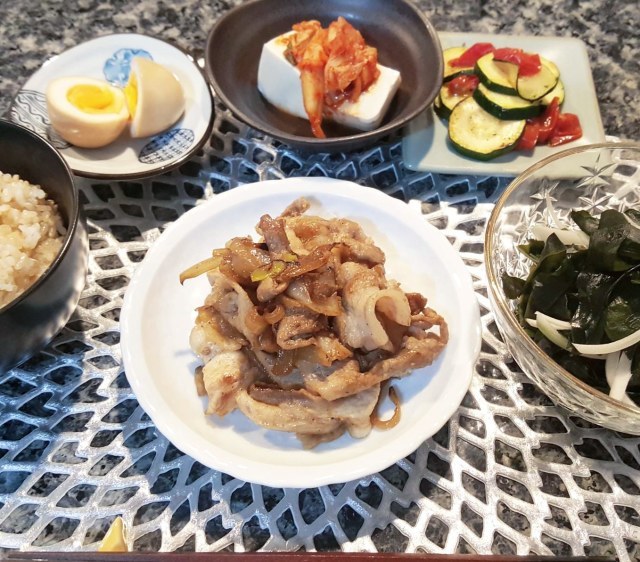 ■金曜日の豚バラと玉ねぎのオイスターソース炒め定食