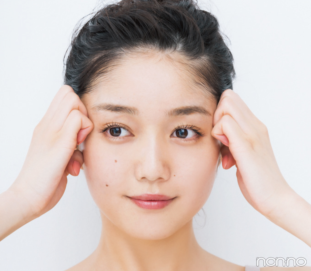 小顔マッサージq A 顔の左右差をどうにかしたい ほか７つの神回答 可愛いの基本ビューティ Non No Web ファッション 美容 モデル情報を毎日お届け