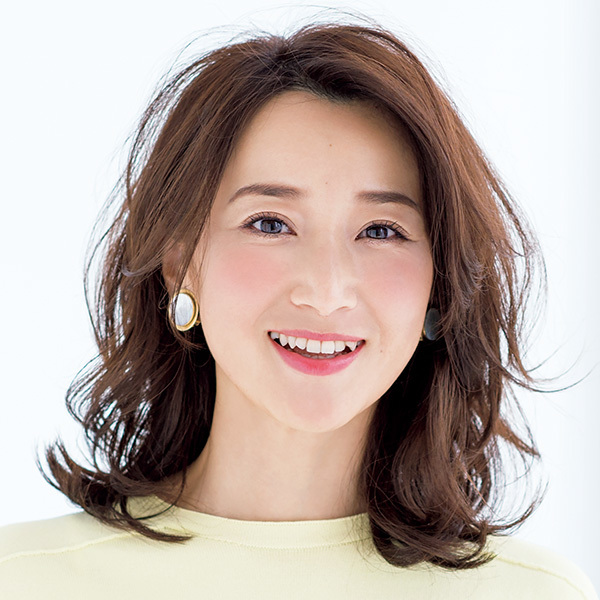 曲線美をプラス 華やかな動きのあるミックスパーマのミディアムヘア 50代髪型 ヘアスタイル Web Eclat 50代 女性のためのファッション ビューティ ライフスタイル最新情報
