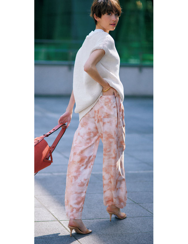 ASTRAET(アストラット)のダイダイ柄パンツを着こなすLIZA