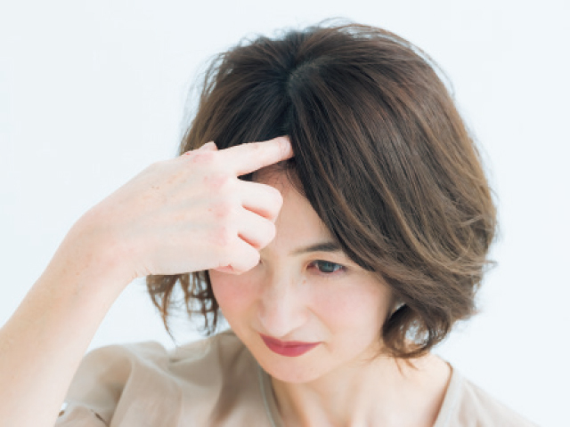 指でジグザグにセンター分けに