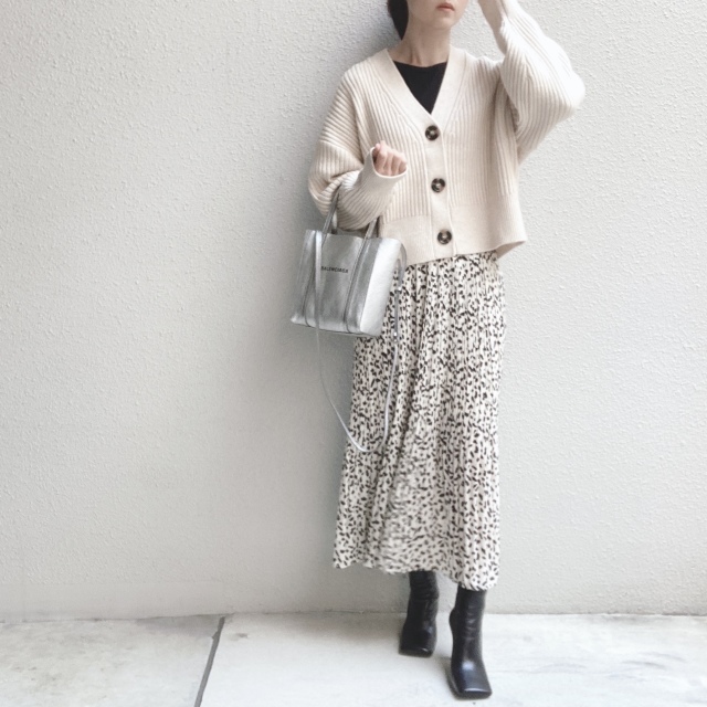 H&Mのカーデとレオパード柄のプリーツスカート