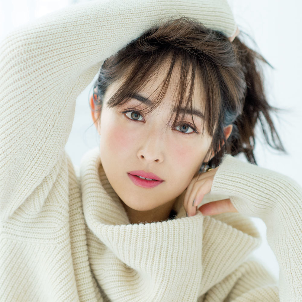 柔らかなピンクチークで大人の可愛げを楽しむメイク_1_1