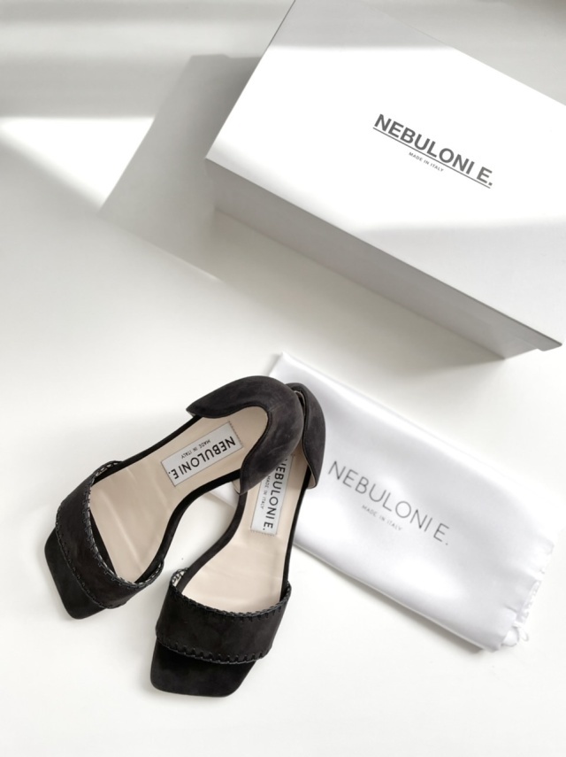 NEBULONIE スエードステッチスクエアトゥサンダルとシューズボックス