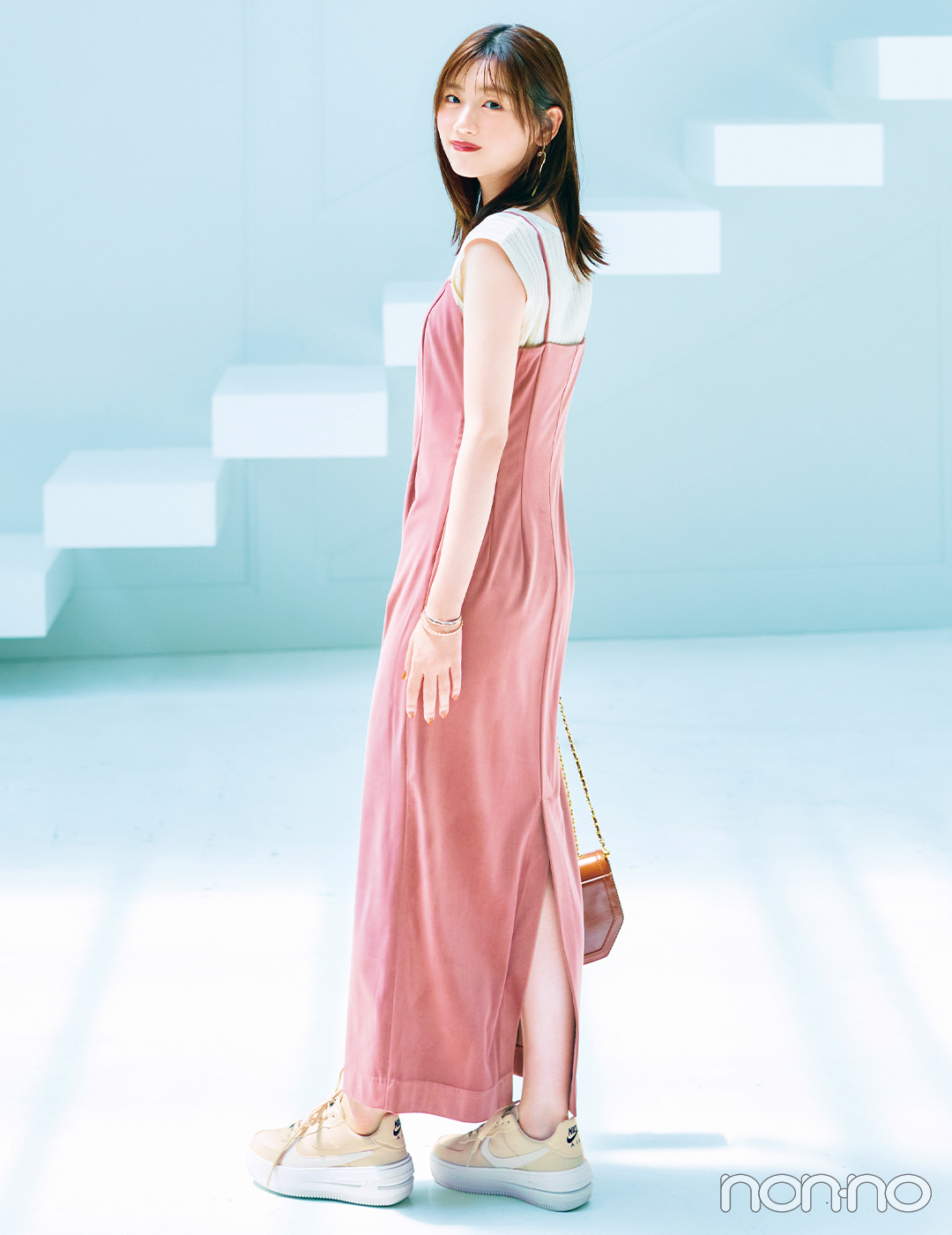 甘めワンピをボリュームスニーカーでラフにイメチェン 大学生の毎日コーデ Non No Web ファッション 美容 モデル情報を毎日お届け
