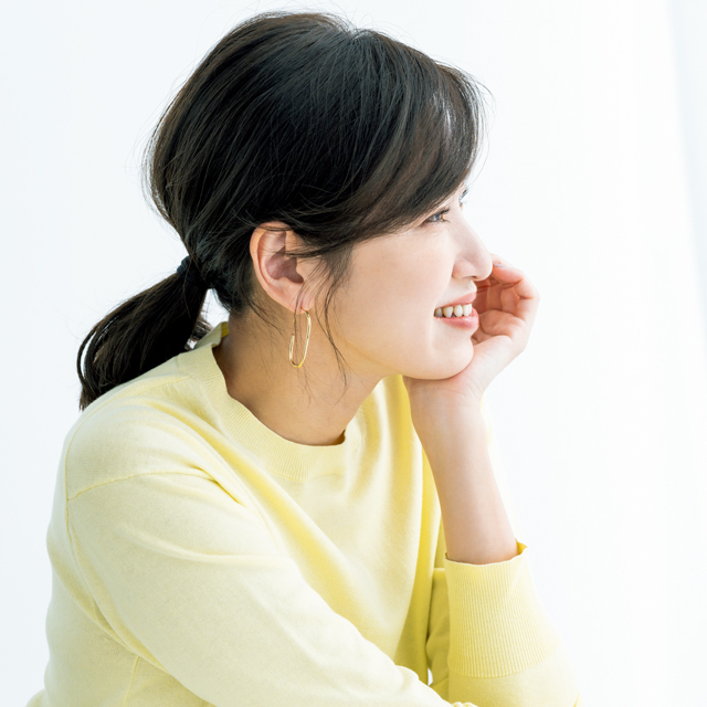 ボブスタイルをこなれ見えするひとつ結びアレンジにしたニットコーデの仁香さん