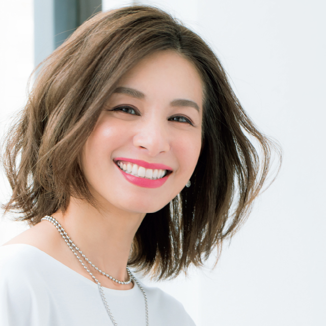 シルバーのアクセサリーとカットソーコーデの稲沢朋子