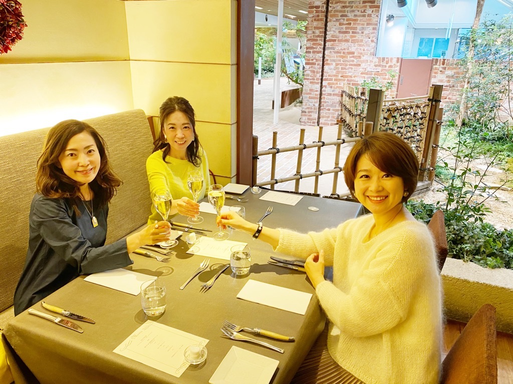 嬉しいご縁がつながるランチ会は「BESTなベージュ」コーデで_1_2