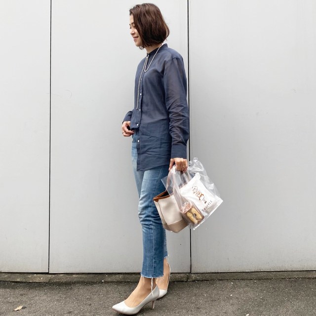 UNIQLOのシアーシャツに、RED CARDのジーンズ。