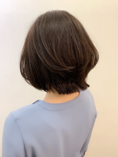 全体的にふんわり動きをつけて、えりあしは外はねにスタイリング♪