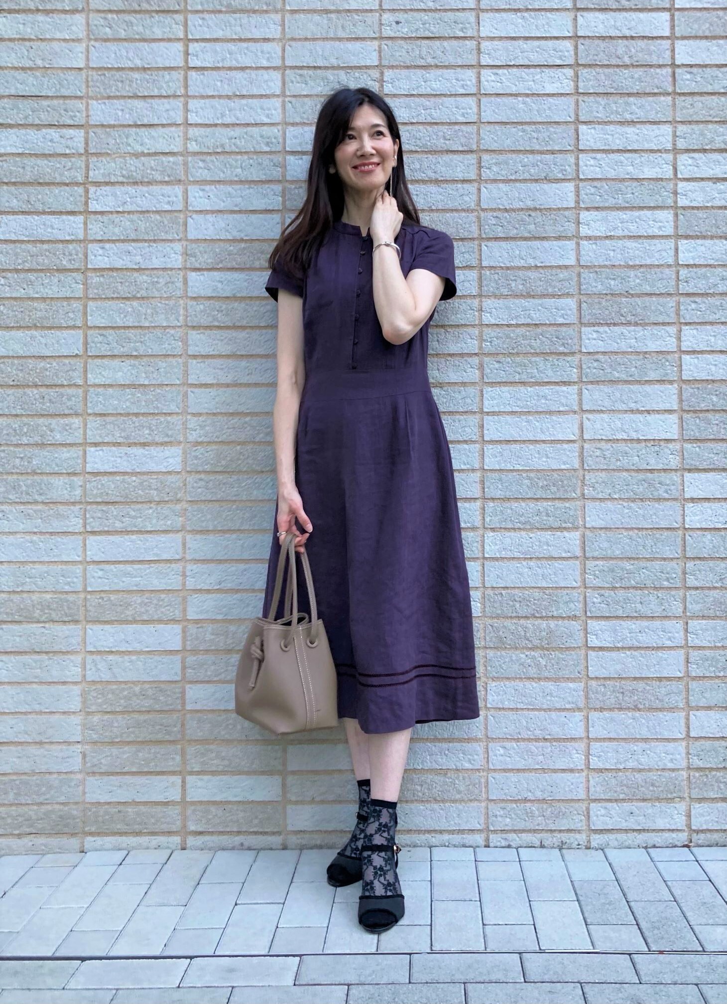 おしゃれなアラフィーの 夏ワンピース 今年らしい着こなしとは Web Eclat 50代女性のためのファッション ビューティ ライフスタイル最新情報