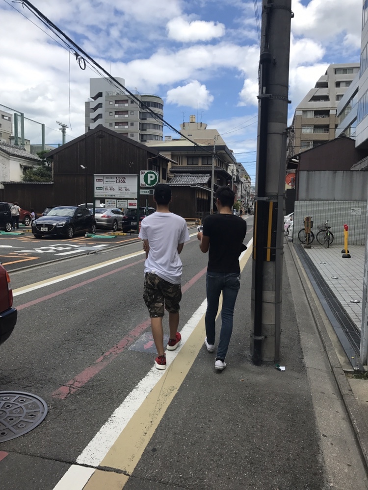 お盆休みのぶらり京都。ピンクのスカートで華やかさと元気をプラス!_1_4