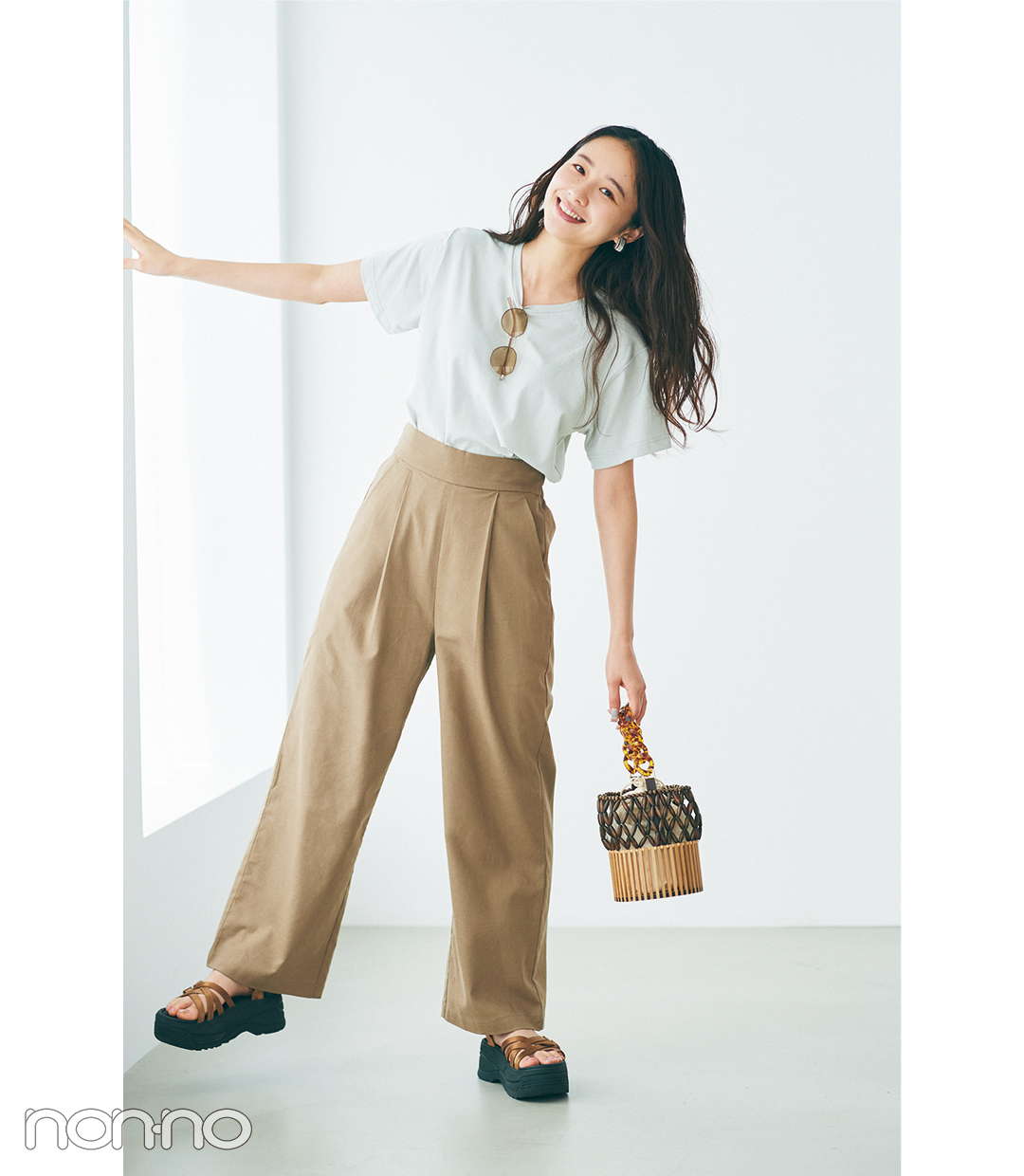 堀田真由のコンパクトTシャツ×ハイウエストワイドパンツコーデ3