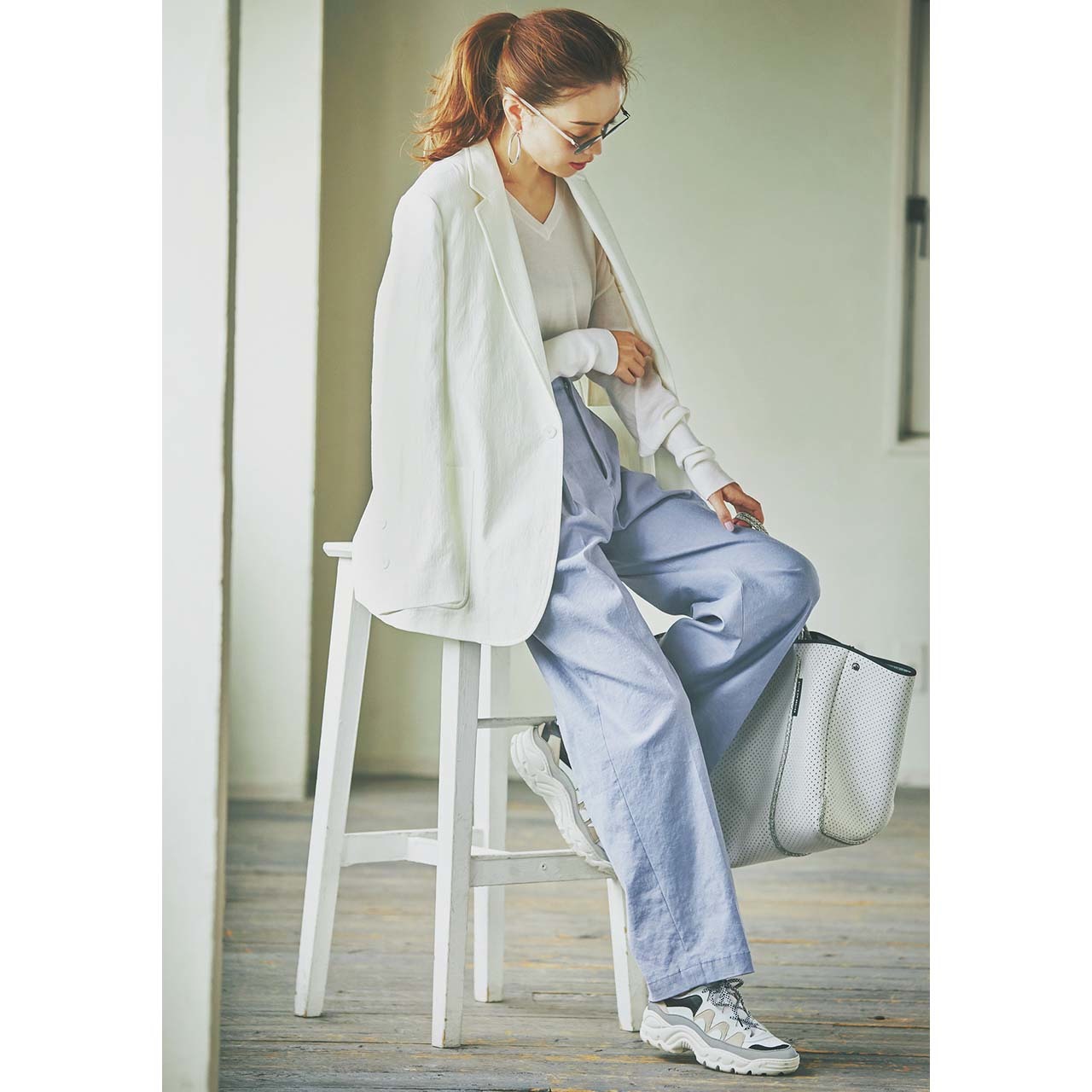 白のジャケット×ライトパープルのパンツコーデを着たモデルの蛯原友里さん