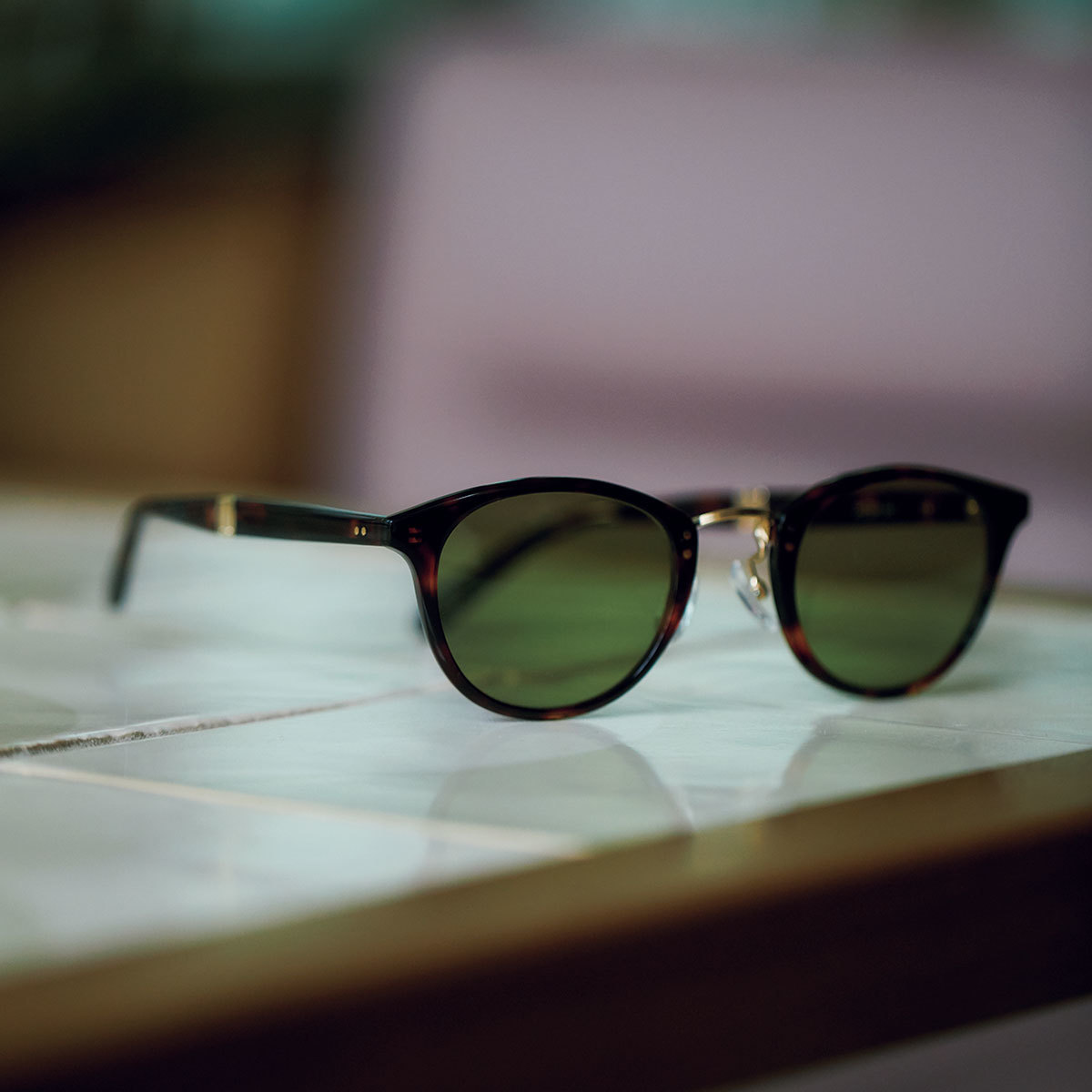 ■SUNGLASSES:サングラス 胸もとにあしらうだけでも効果的。サングラスの実力を実感して