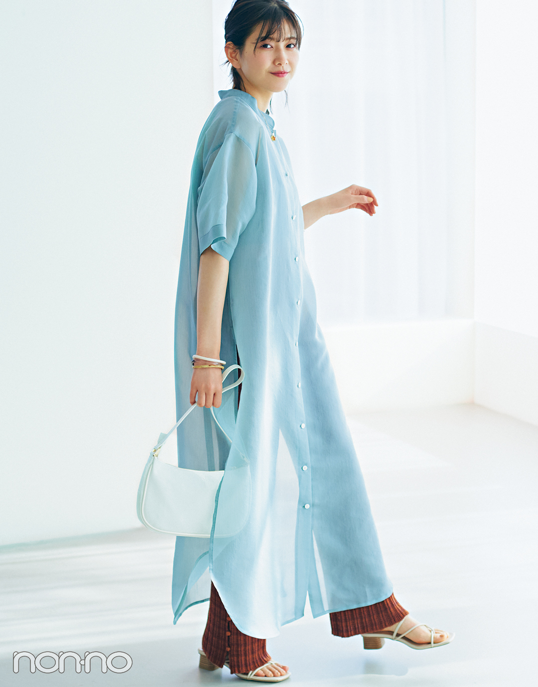 渡邉理佐の大人フェミニン透けロングシャツコーデ1
