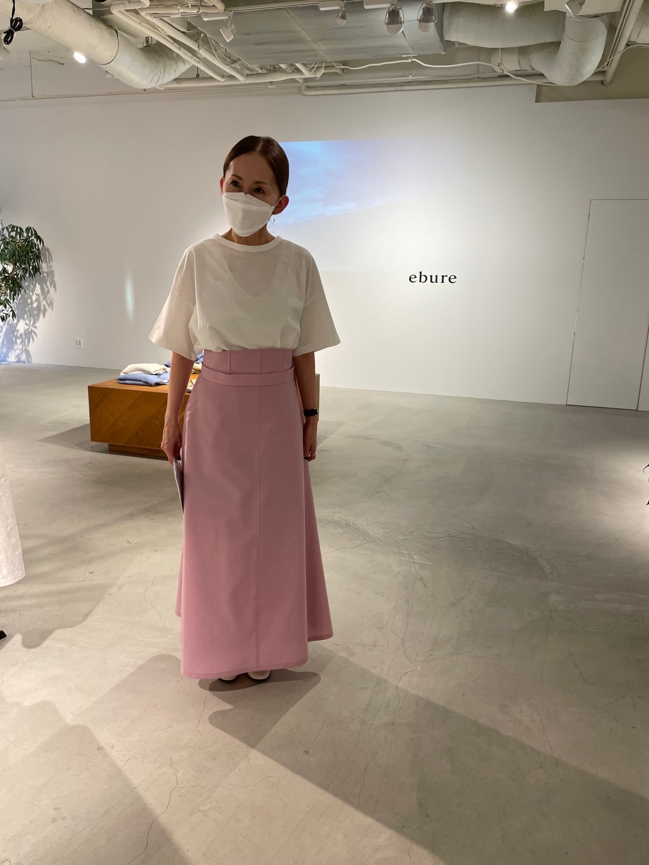 デザイナーさん登場! ウエスト部分にアクセントのあるスカートで。ワンツーコーデでも、シンプル過ぎない佇まいになる作りがさすが。重ね着ができない分、春は各アイテムのデザイン力がものを言うのだなぁ、と実感。