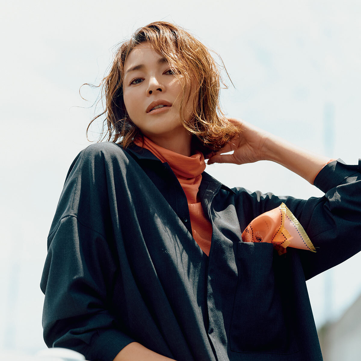 シャツ¥29,700/ティッカ カットソー¥8,800・パンツ¥42,900/エブールギンザシックス(ebure) ネックレス¥275,000/ロンハーマン(タナーズ インディアン アーツ) バッグ¥240,900/ジミー チュウ 靴¥52,800/アマン(ペリーコ)