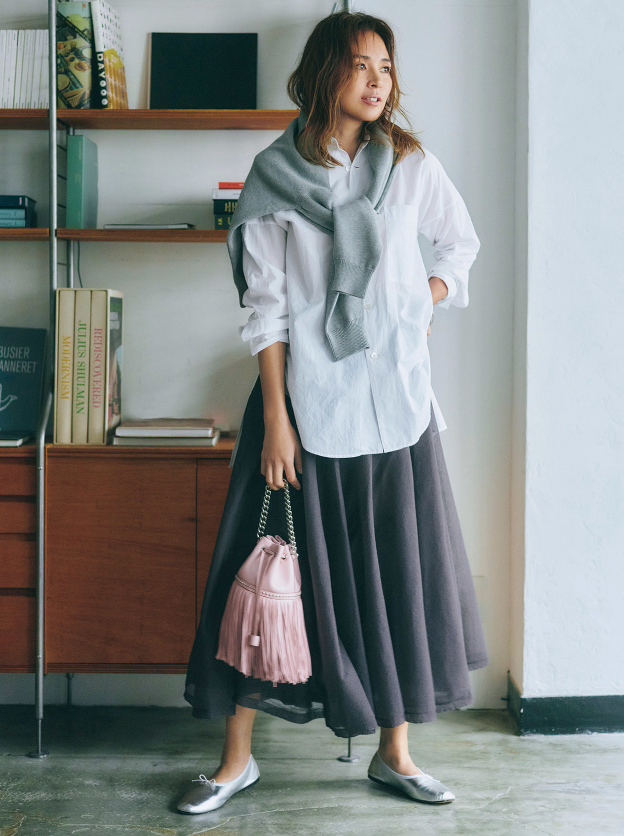 SHIHO しろシャツとロングスカートのコーデ