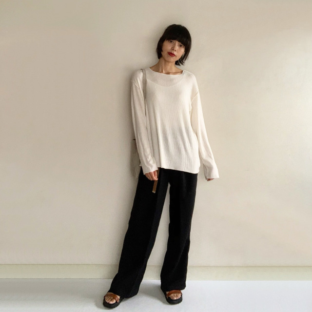 ZARA ソフトタッチリブ地トップスとパンツのコーデ