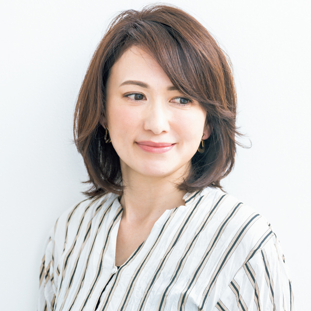 前髪の外ハネと丸みフォルムでリフトアップしたボブ
