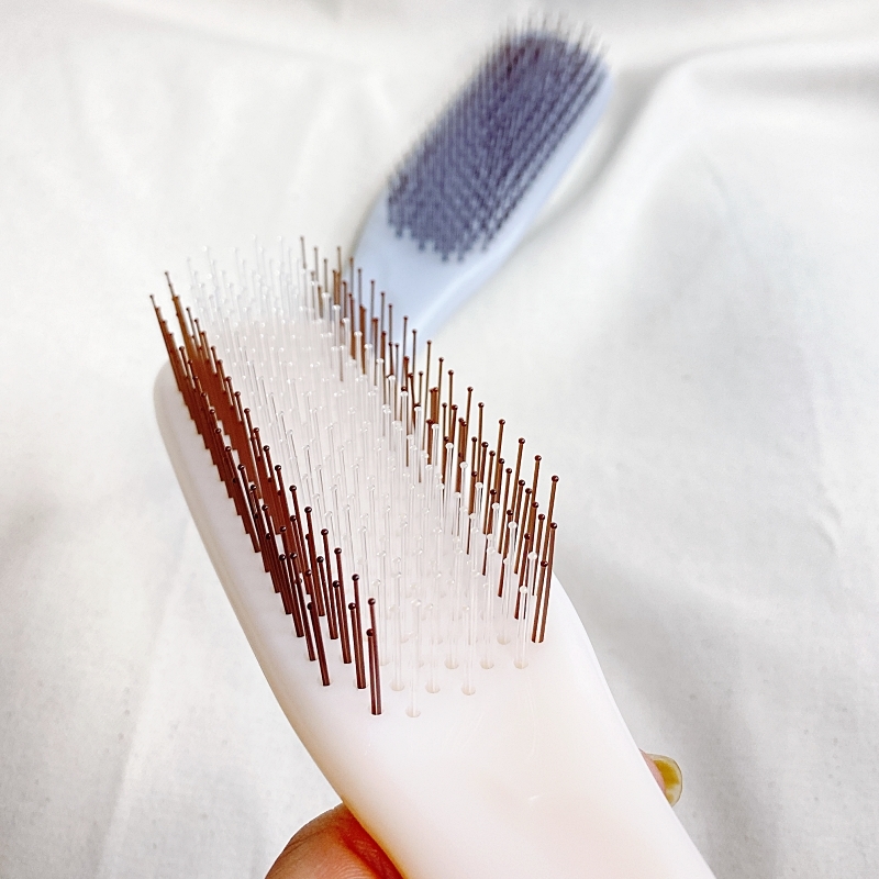 KOBAKOの新作のヘアケアシリーズのヘアスムースブラシのソフトタイプは2種類のピンが植毛されている
