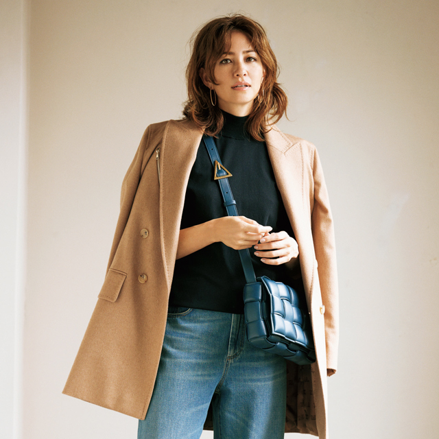 大人の辛口ベージュコーデ キャメルジャケットを羽織ればいつものデニムスタイルが見違える Web Eclat 50代女性のためのファッション ビューティ ライフスタイル最新情報