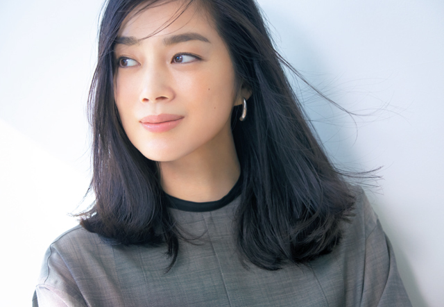 重めフォルムでも毛流れはなめらかに動く ゆうきさんの美人ミディアムヘア