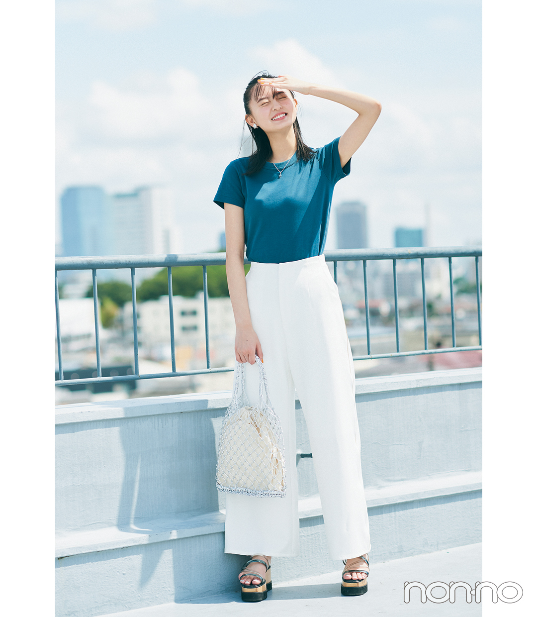 遠藤さくらのコンパクトTシャツ×ハイウエストワイドパンツコーデ2
