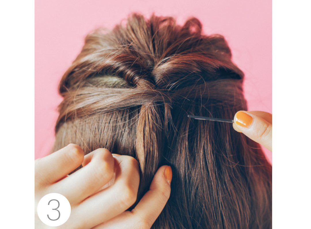 それぞれを結び目にくるりと巻きつけて、ヘアピンで固定。ヘアピンは見えないよう横からさして。最後に髪飾りをつけて完成!