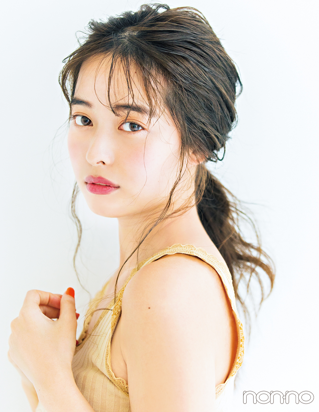 人気Youtuberの「色素薄く見えるヘアメイク」ぜんぶやってみた!_1_4
