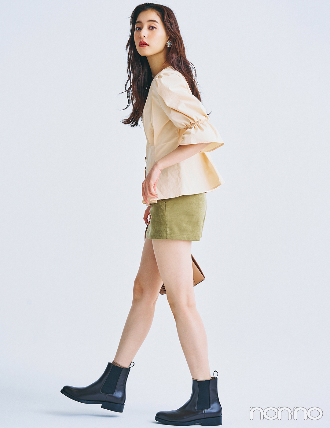 新木優子はエッジーなスウェードショーパンにブラウスで甘さをミックス 毎日コーデ Non No Web ファッション 美容 モデル情報を毎日お届け