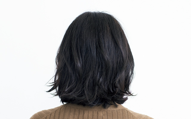 うねりグセを生かしたパーマで立体感のあるフォルムを実現 バック