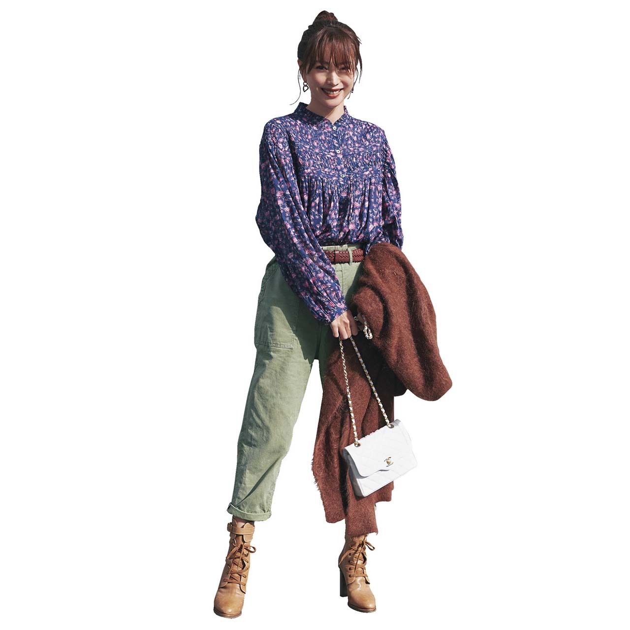 花柄ブラウス×パンツ×ブーツコーデを着たモデルの蛯原友里さん
