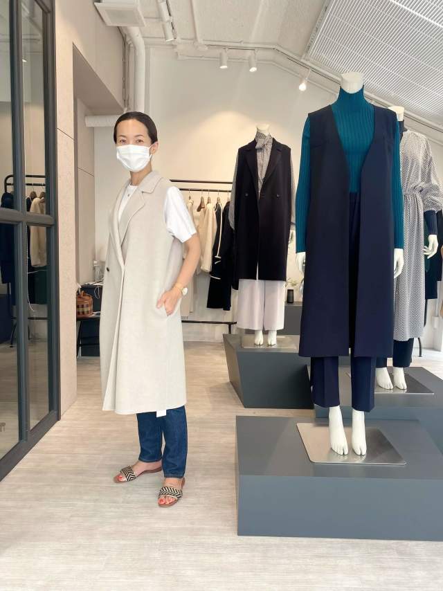 コートと同じ素材でつくってるジレ、寒い時もこのジレがあると助かる