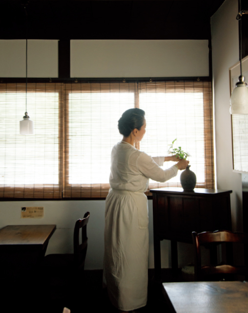 毎朝、李青でピビンバを仕込み、美山の八百屋さんに分けてもらっている野花を生ける鄭さん