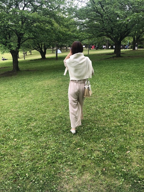 体のラインも拾わないので後ろ姿も安心。