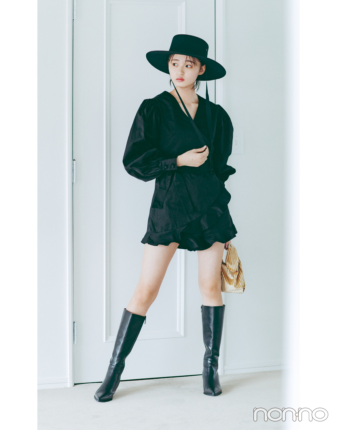 遠藤さくらSweet BLACK♡ 背中があいたニットに透けを仕込んで大人っぽく_1_2