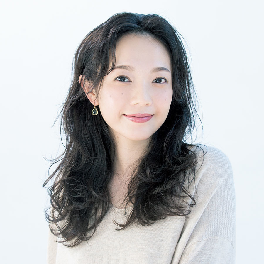 上質に見えるロングはツヤ感重視がお約束 40代のロングヘア ファッション誌marisol マリソル 40代をもっとキレイに 女っぷり上々