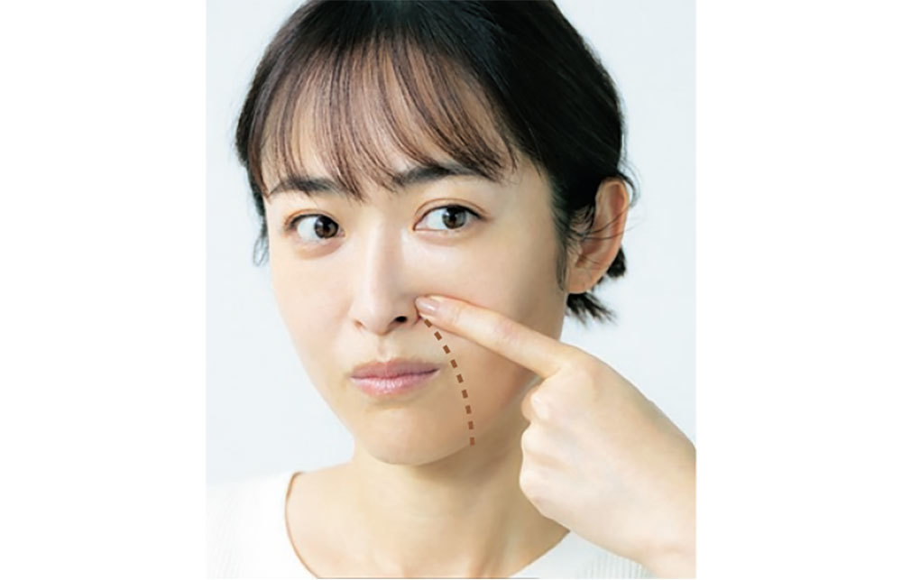 まずは、舌をほうれい線の内側に当てながら、このあたり? という場所にきちんと当たっているか顔の上から指で確かめながら、実践を。