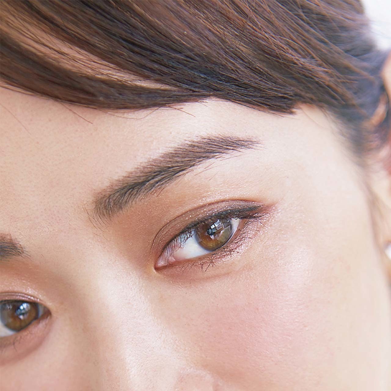 透け感シルバーと黒でシャープに