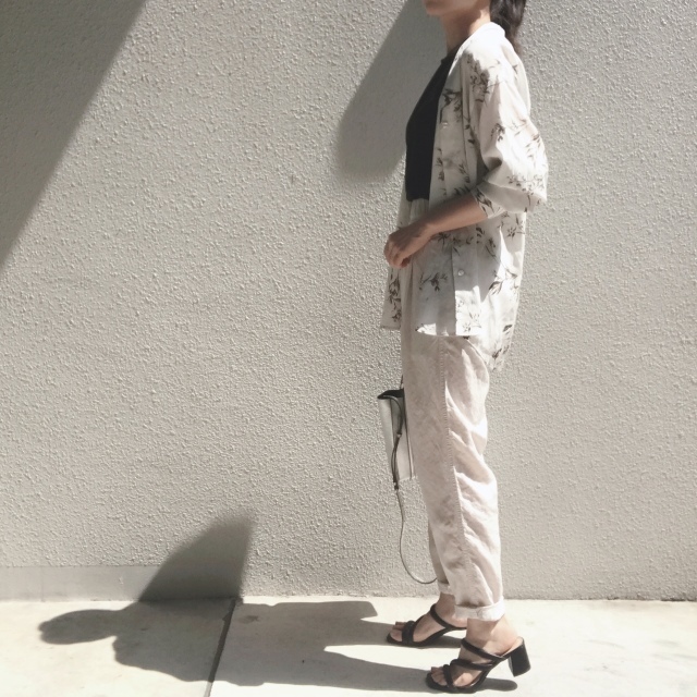 GUのノースリーブ×羽織り×GUのミュールでつくるシンプルモノトーンコーデ