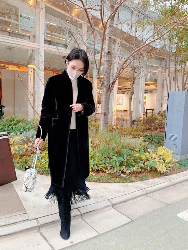 ZARAエコファーコートでモノトーンコーデ