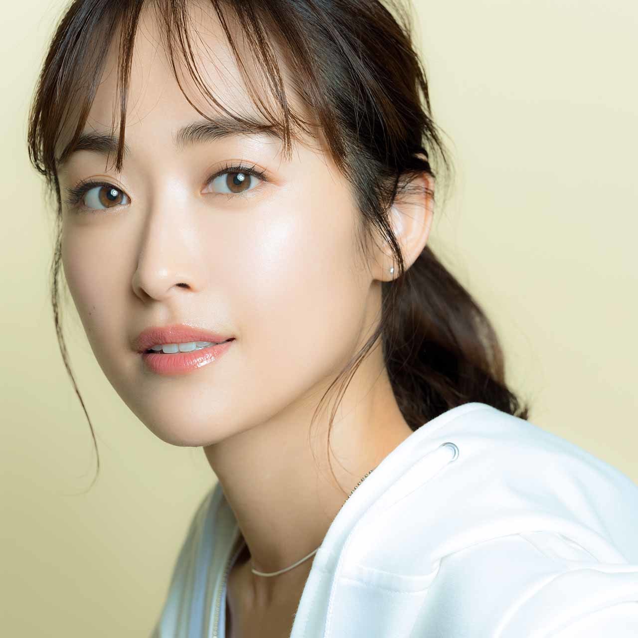 みずみずしく輝いて フレッシュな印象を与える カジュアル ツヤ肌 の作り方 ファッション誌marisol マリソル 40代をもっとキレイに 女っぷり上々