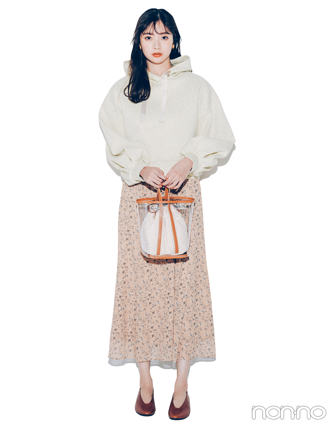 新川優愛が着る2021年春の“着たいものファースト”なコーデレッスンクロップト丈フーディ3