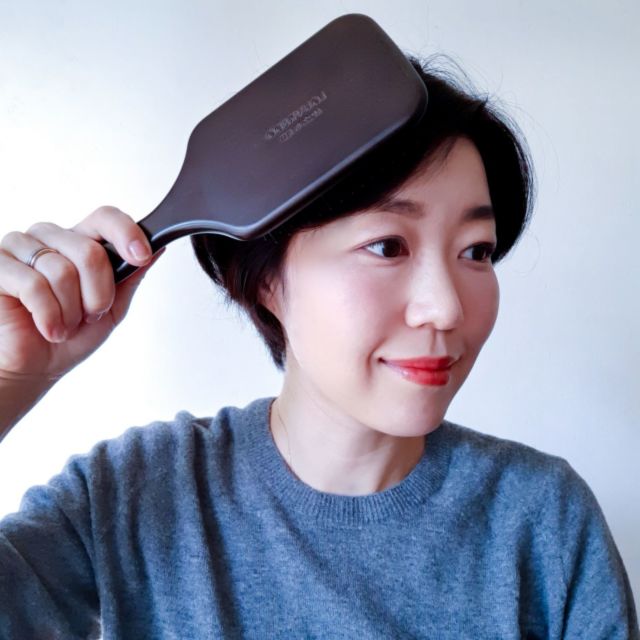 １日３分ブラッシングで頭皮から髪が変わるパドルブラシ ファッション誌marisol マリソル Online 40代をもっとキレイに 女っぷり上々