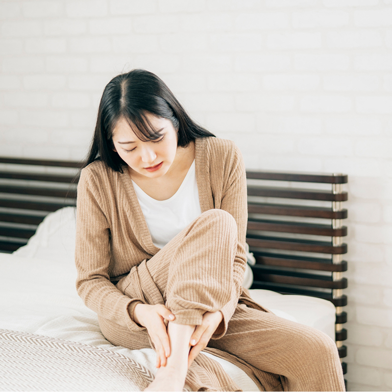 50代 寝ている間に足がつる原因と劇的に治る話題の漢方薬とは 小田ユイコ 小池統合医療クリニック院長 小池弘人先生対談 1 Web Eclat 50代女性のためのファッション ビューティ ライフスタイル最新情報